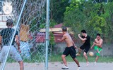 [ẢNH] Thanh niên ở quê cởi trần đá bóng phủi mùa World Cup